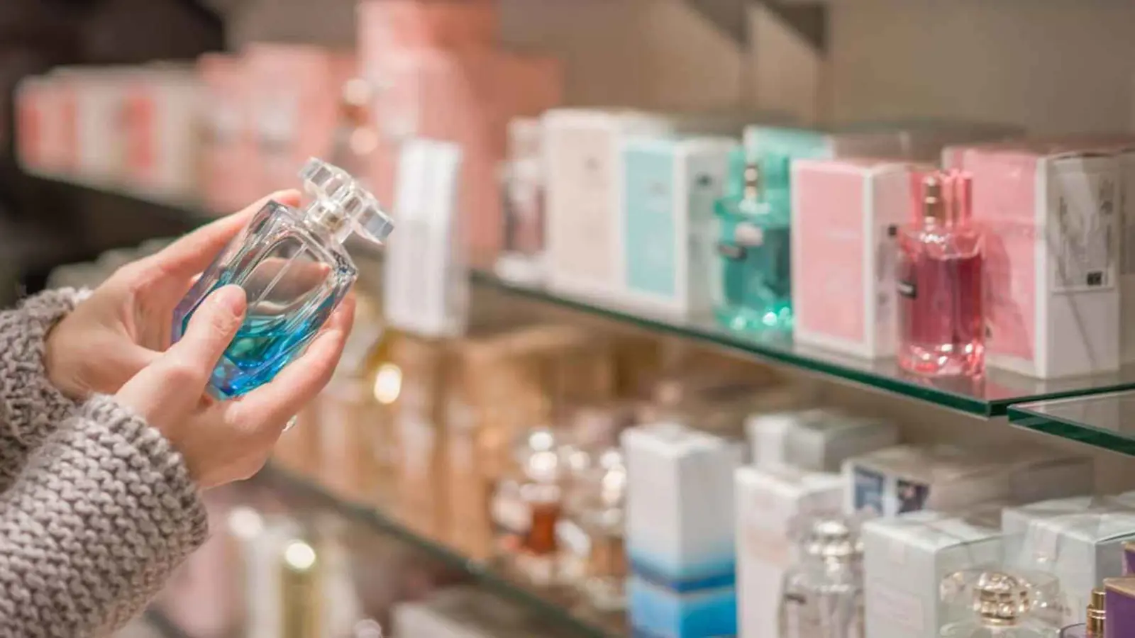 السعودية.. مداهمة تضبط "كميات ضخمة" من العطور المغشوشة (فيديو)