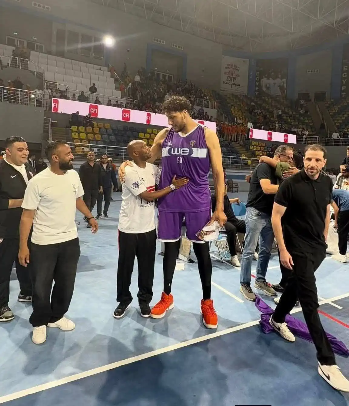 شيكابالا مع حمد فتحي لاعب الاتصالات