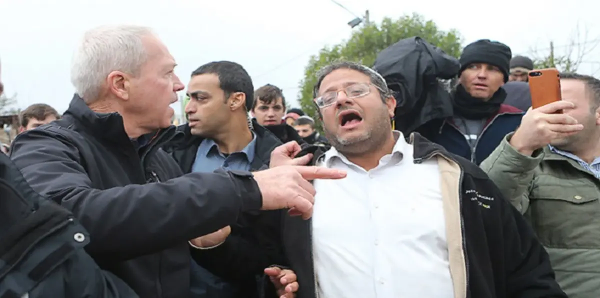 متطرفون يهود يهاجمون وزير الإسكان احتجاجًا على إخلاء "عمونة" (فيديو وصور)