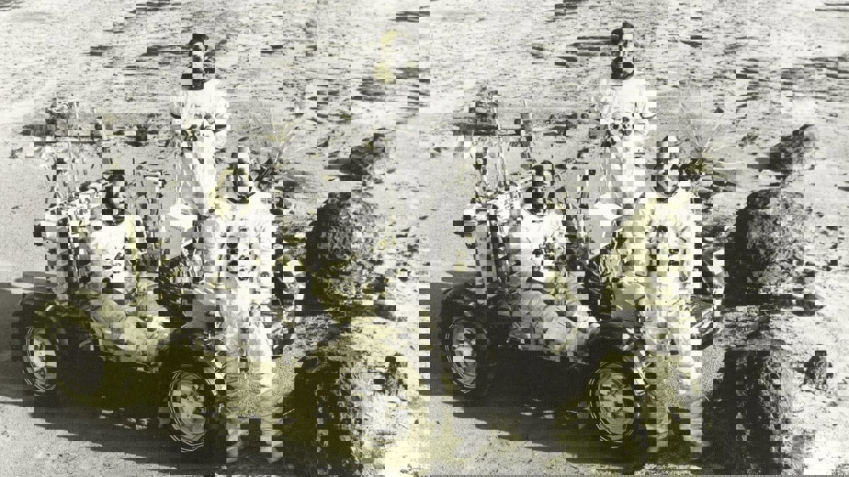 رواد فضاء على القمر "بلا خُوَذ".. ما حقيقة الصورة؟