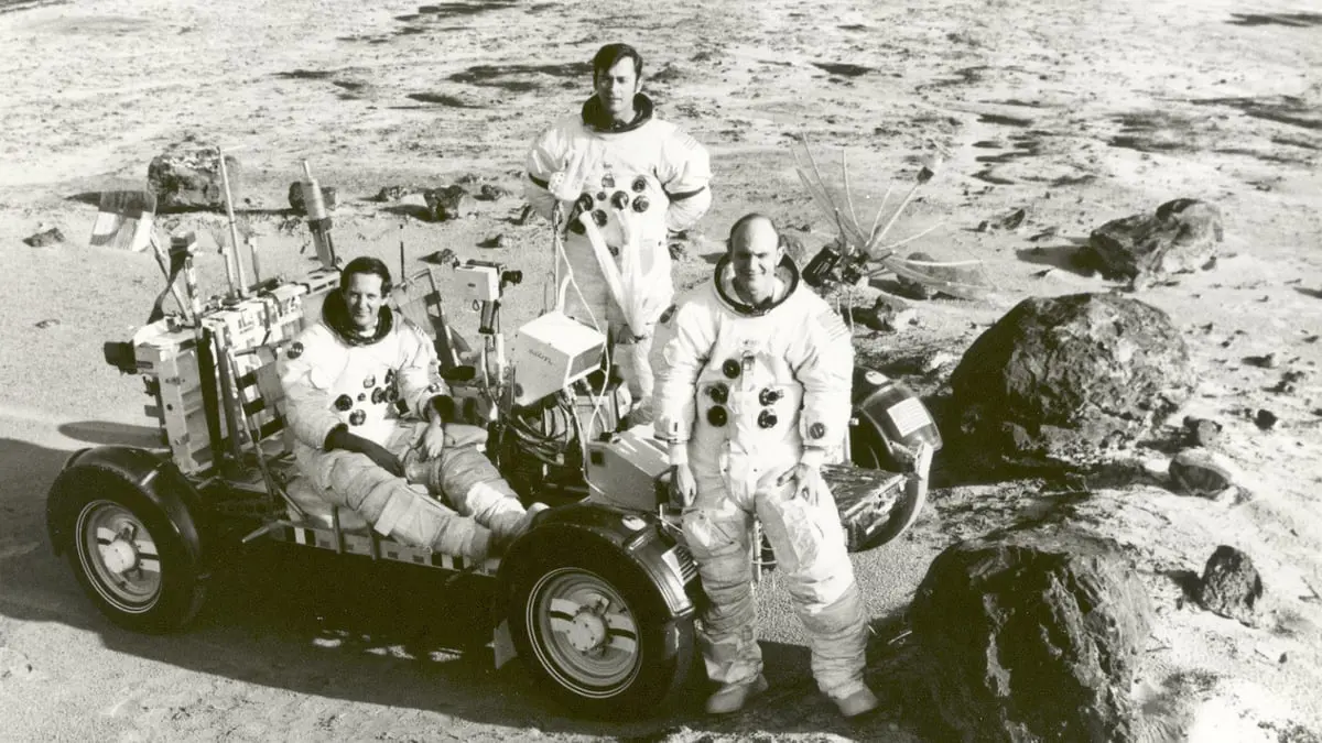 رواد فضاء على القمر "بلا خُوَذ".. ما حقيقة الصورة؟