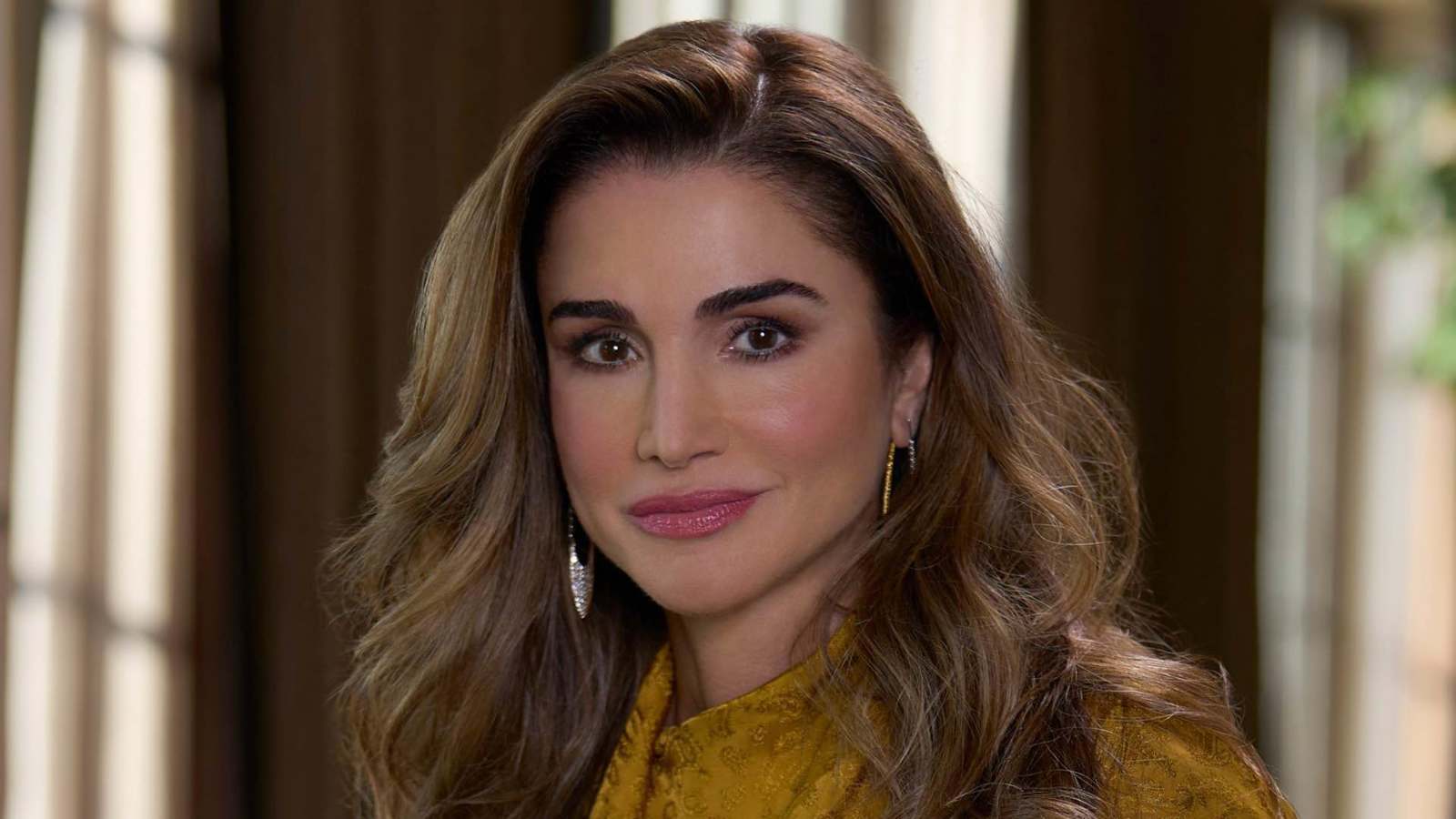 إطلالة الملكة رانيا الرمضانية.. أناقة تجمع بين الأصالة والحداثة (صور)