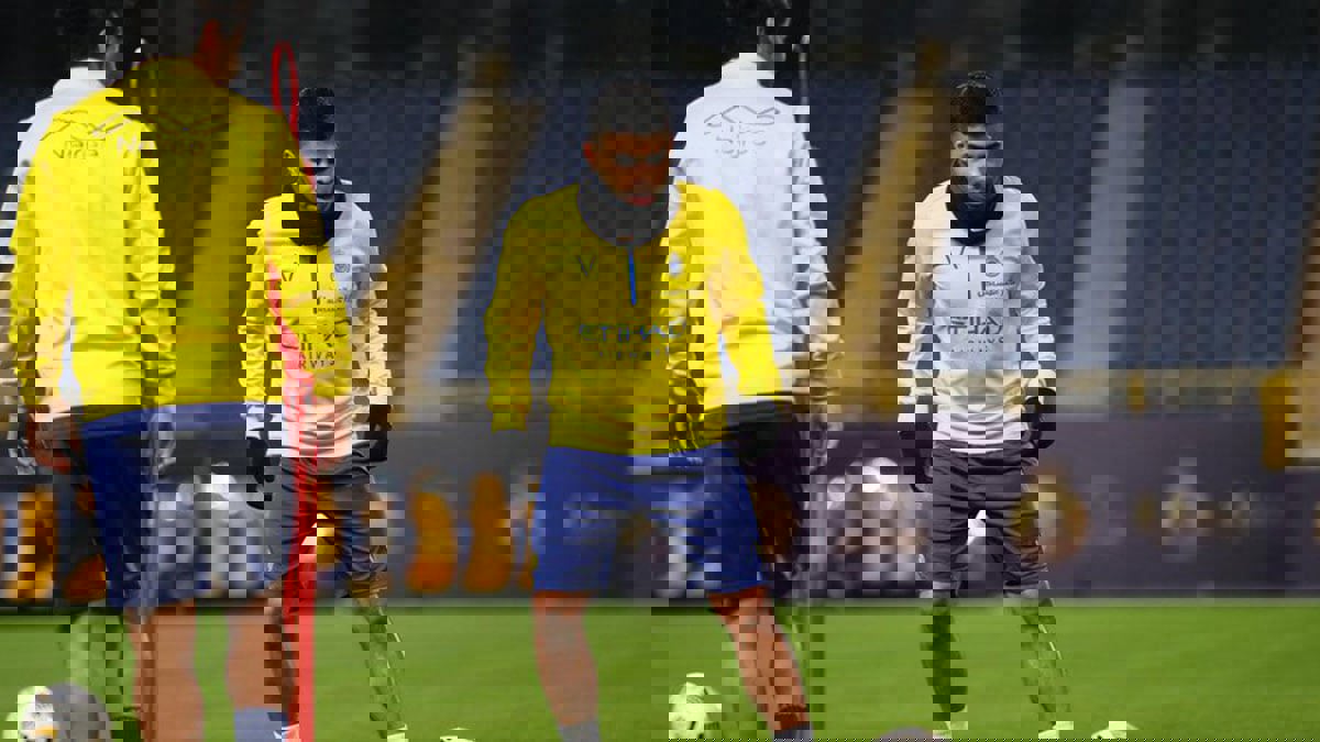 لاعبو النصر يودعون يحيى الشهري بممر شرفي