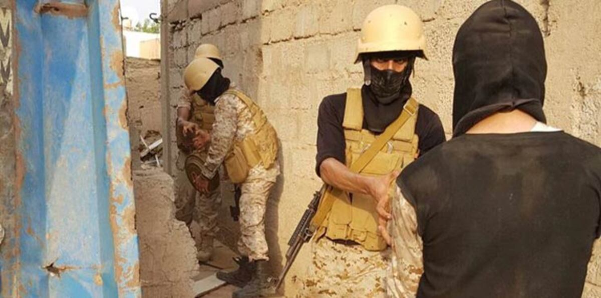 أمن عدن يُداهم منزل قيادي بارز في تنظيم القاعدة (صور)