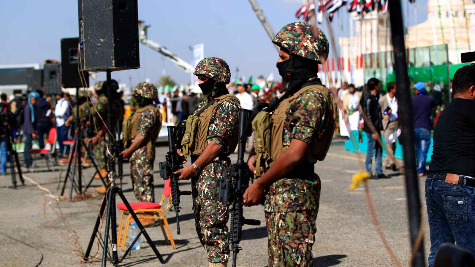 "تهدد الأمن".. الحوثيون يلاحقون مالكي معدات "ستارلينك"