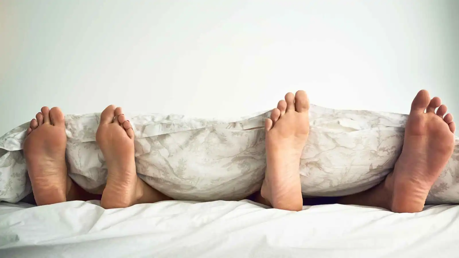 السجن لامرأة نامت بجانب جثة شريكها 3 أسابيع