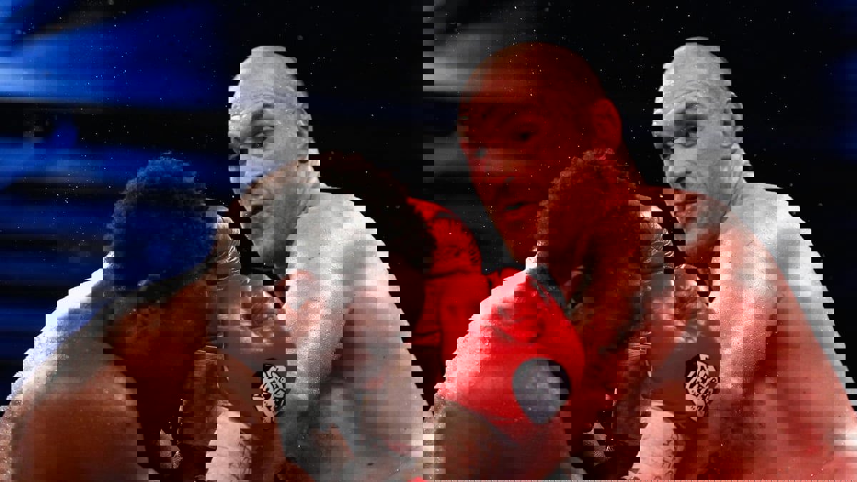 تايسون فيوري بطل مجلس‭ ‬الملاكمة العالمي يواجه ديريك تشيسورا للمرة الثالثة
