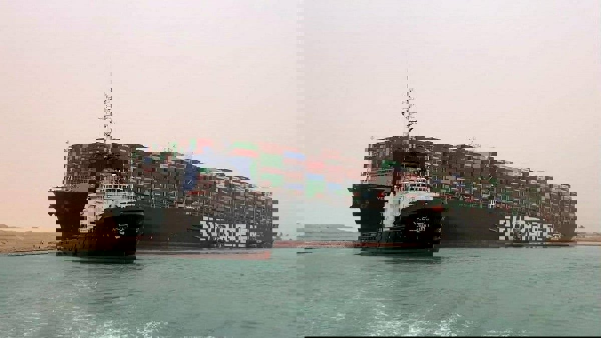 توقف قناة السويس يحدث اضطرابا: شحنات عالقة وارتفاع للتكاليف وبحث عن مسار بديل