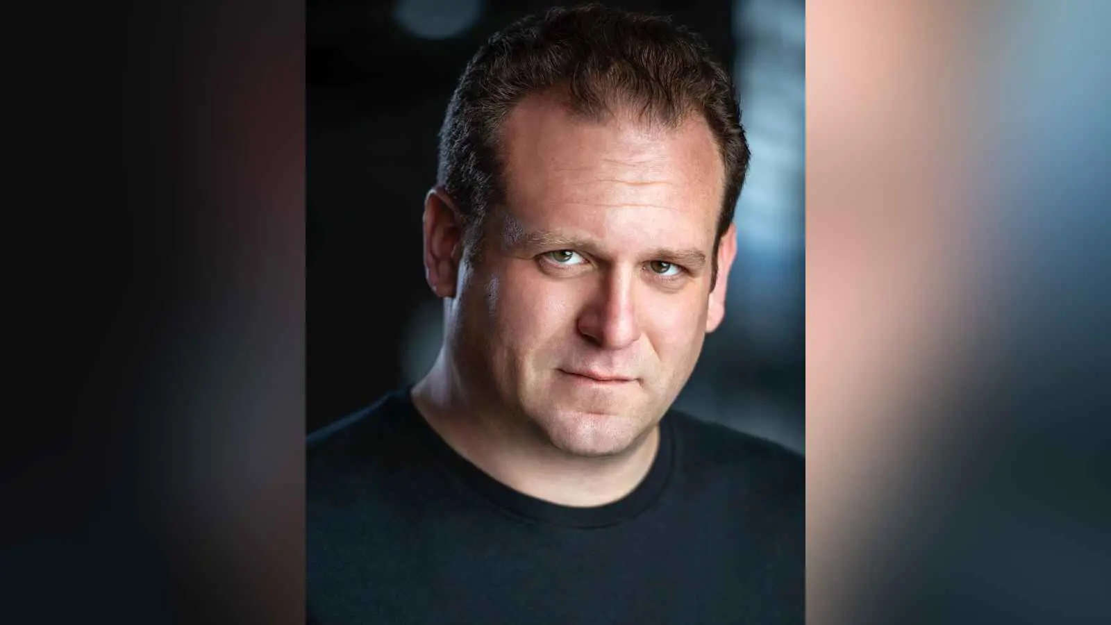 ممثل أمريكي يرقص "الدبكة" احتفالاً بضرب إيران لإسرائيل (فيديو)