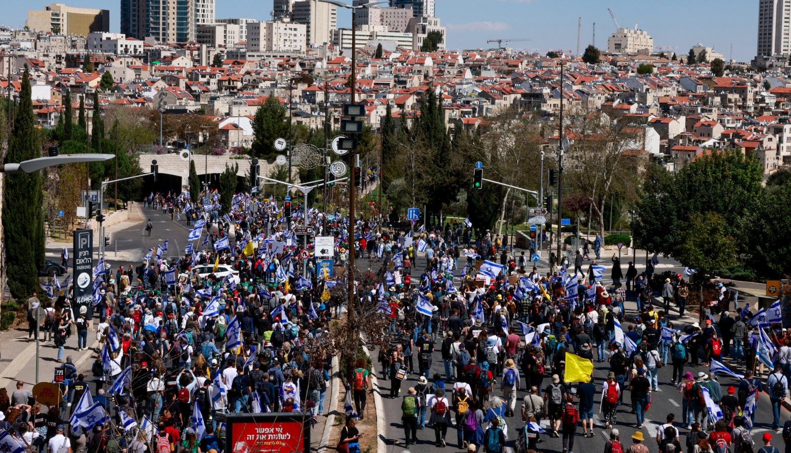 غضب عارم في إسرائيل.. اعتداءات على متظاهرين وضرب سياسيين (فيديو)