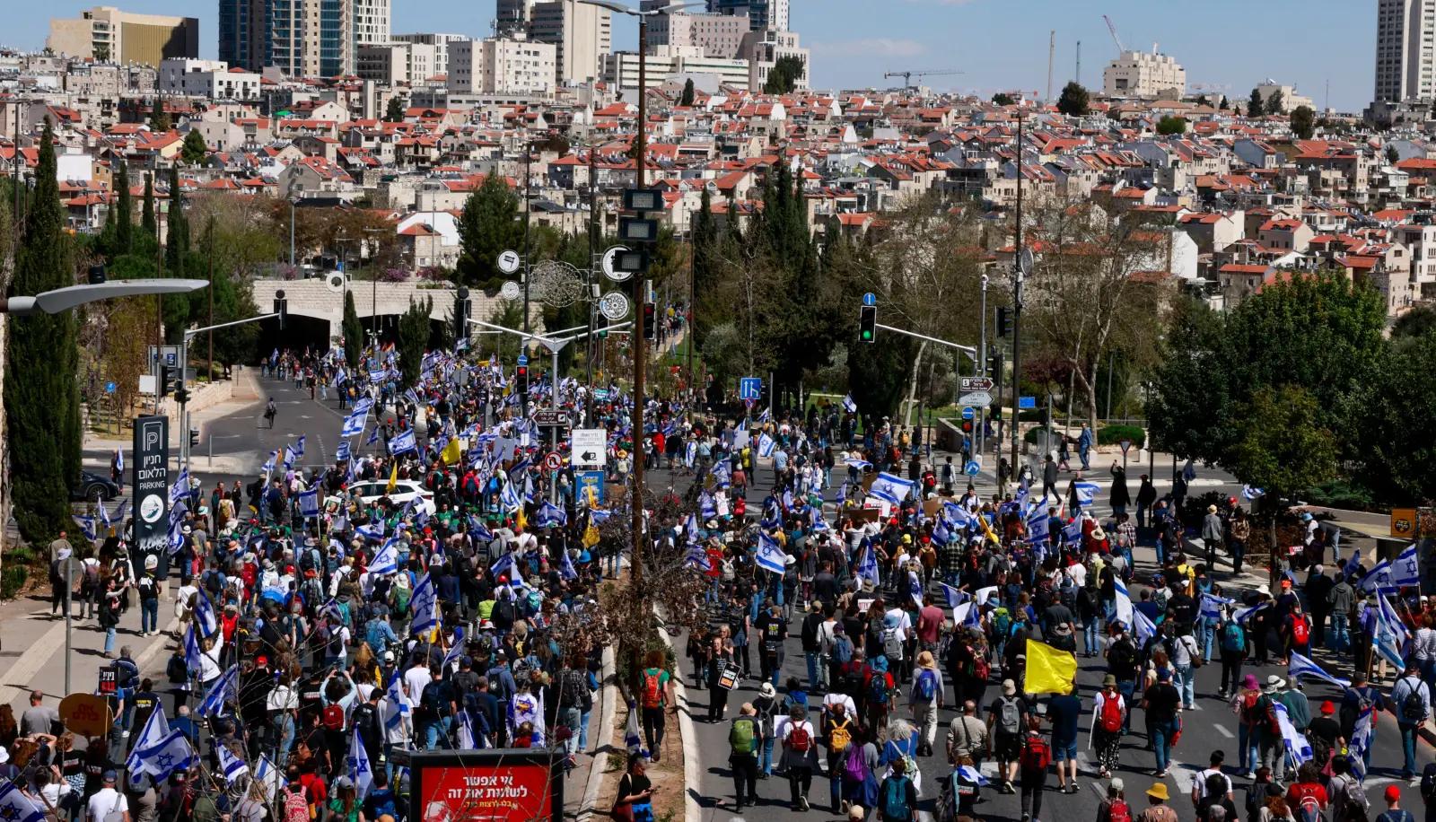غضب عارم في إسرائيل.. اعتداءات على متظاهرين وضرب سياسيين (فيديو)