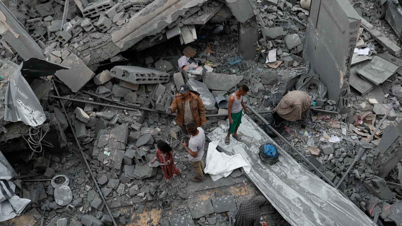 غارات إسرائيلية مكثفة على رفح جنوبي قطاع غزة