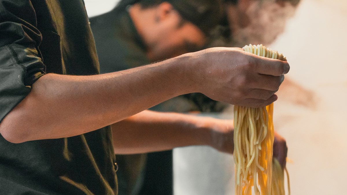 مطعم يضيف المخدرات ليدمن الزبائن طعامه.. والشرطة تتدخل