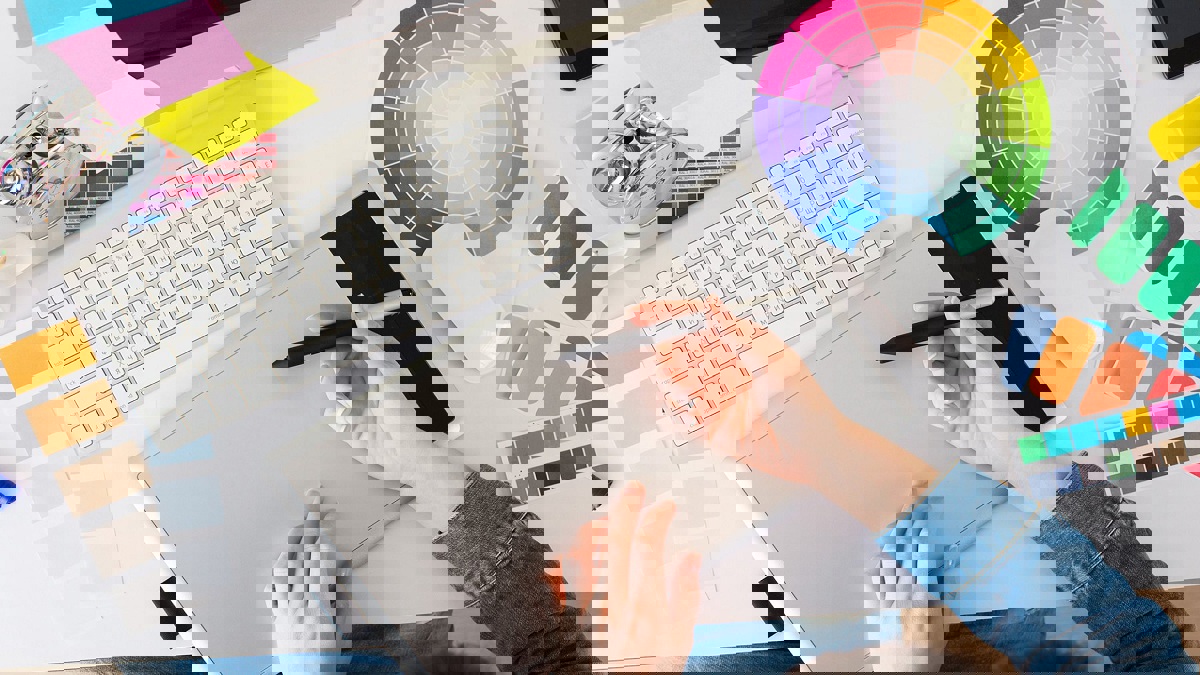 طفل أردني يحمل الدبلوم و17 شهادةً بتصميم الجرافيك