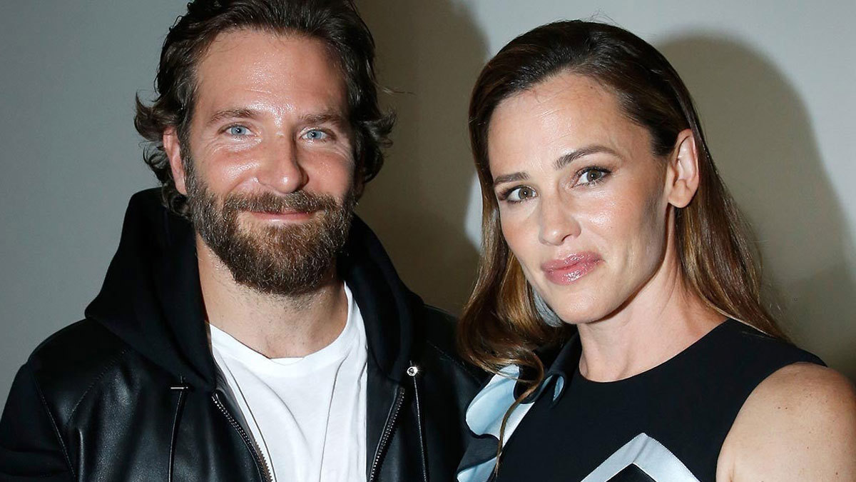 إطلالة شاطئية مثيرة للجدل تجمع جينيفر غارنر وبرادلي كوبر