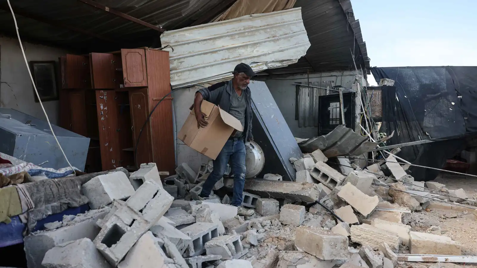 بدعم من الجيش الإسرائيلي.. مستوطنون يهدمون 15 منزلاً فلسطينياً (فيديو)