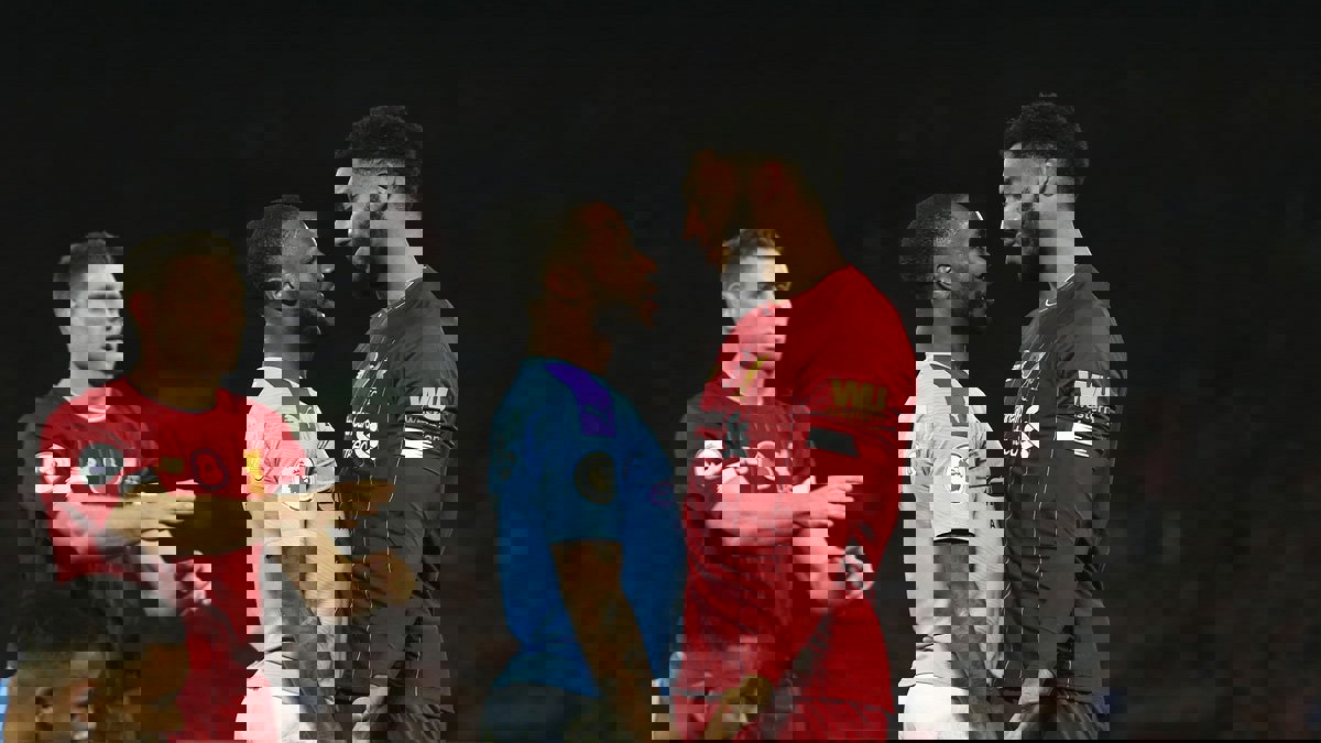 كشف تفاصيل جديدة بشأن اعتداء رحيم سترلينغ على غوميز في معسكر منتخب إنجلترا