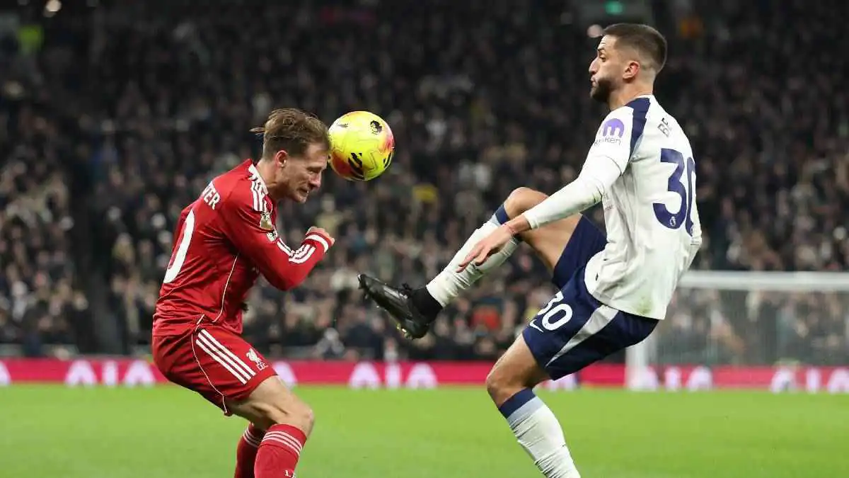 مستوى سيئ جدا.. أكثر لاعب أثار استياء جمهور ليفربول أمام توتنهام