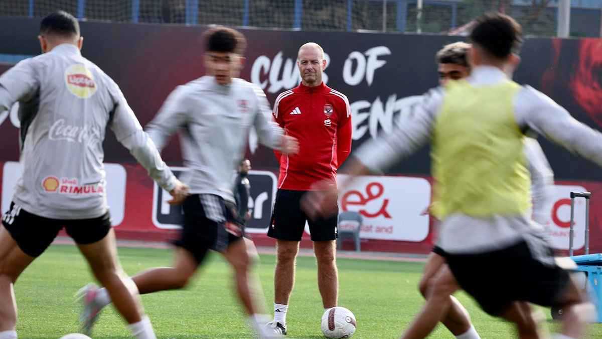 رقم صادم.. كم طلب البنك الأهلي لبيع نجميه للأهلي المصري؟