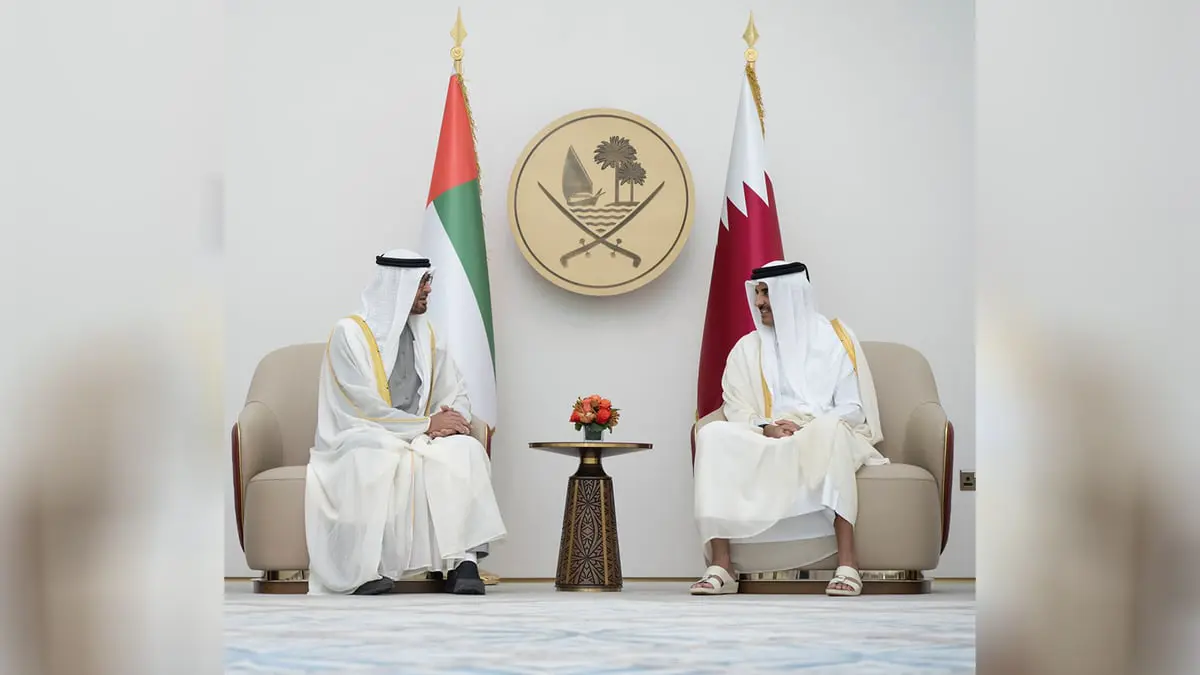 محمد بن زايد يصل قطر.. والشيخ تميم بن حمد في مقدمة مستقبليه