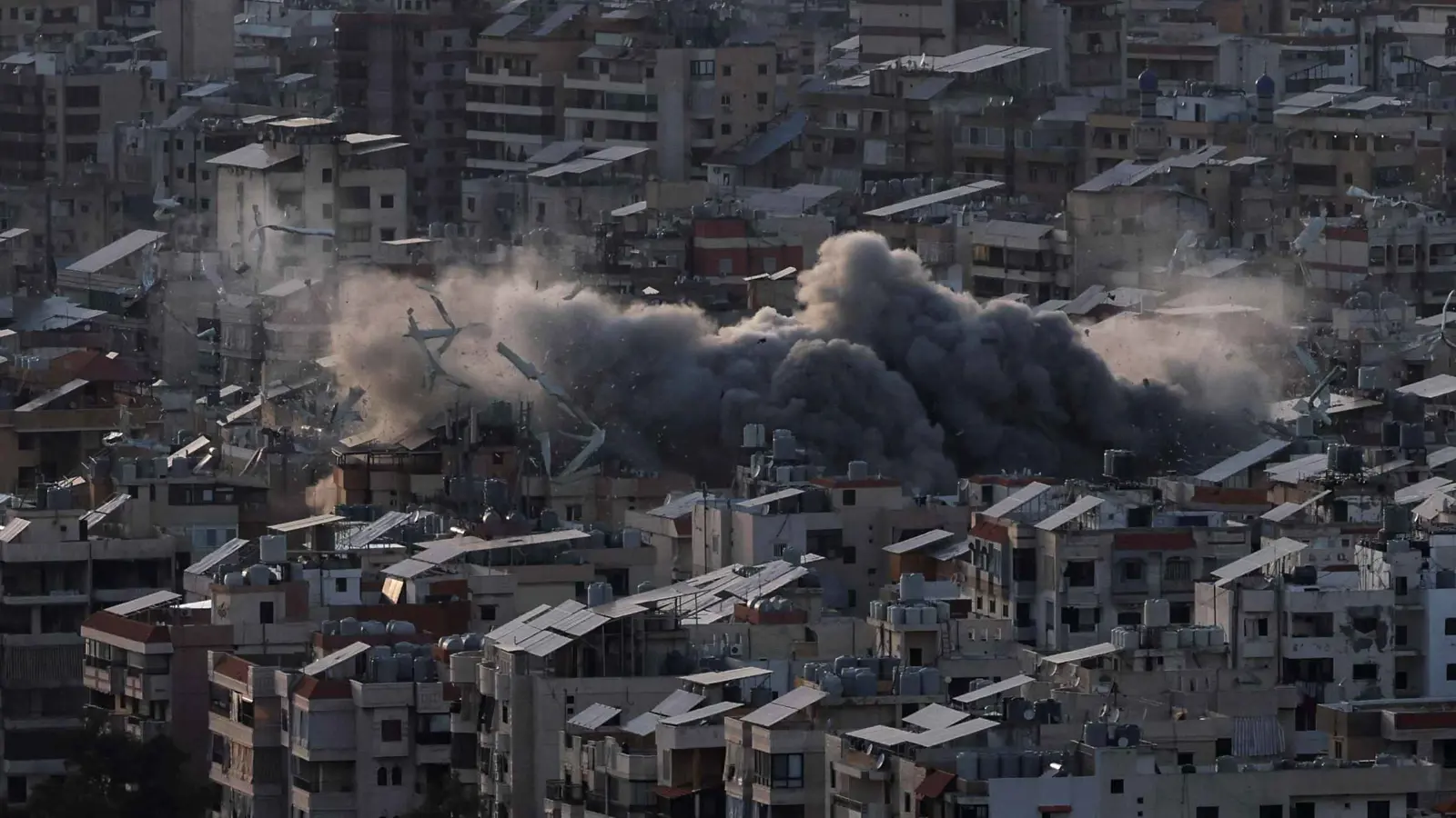 ضرب الضاحية الجنوبية لبيروت.. مراهنة على تقويض مفاوضات إيران