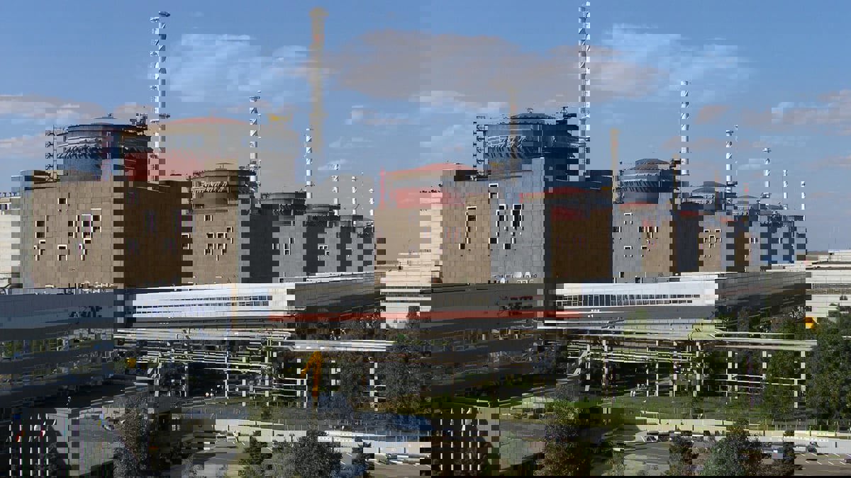 حريق في محطة "زابوريجيا" النووية إثر قصف روسي.. وأوكرانيا تحذر من "كارثة"