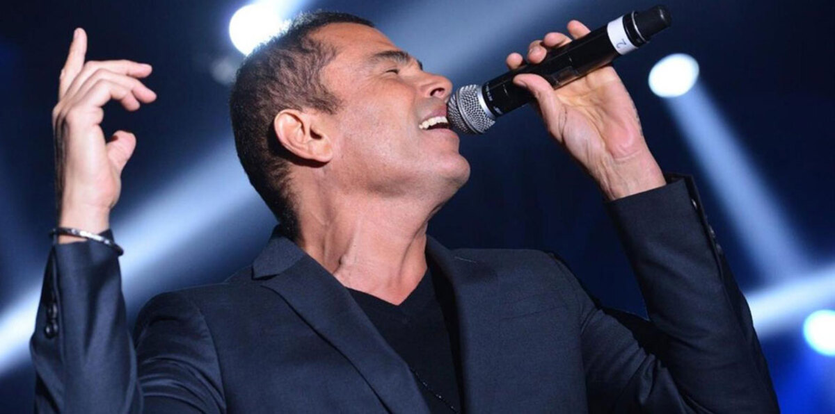 بالفيديو.. عمرو دياب يضرب حارسه الخاص في حفل له