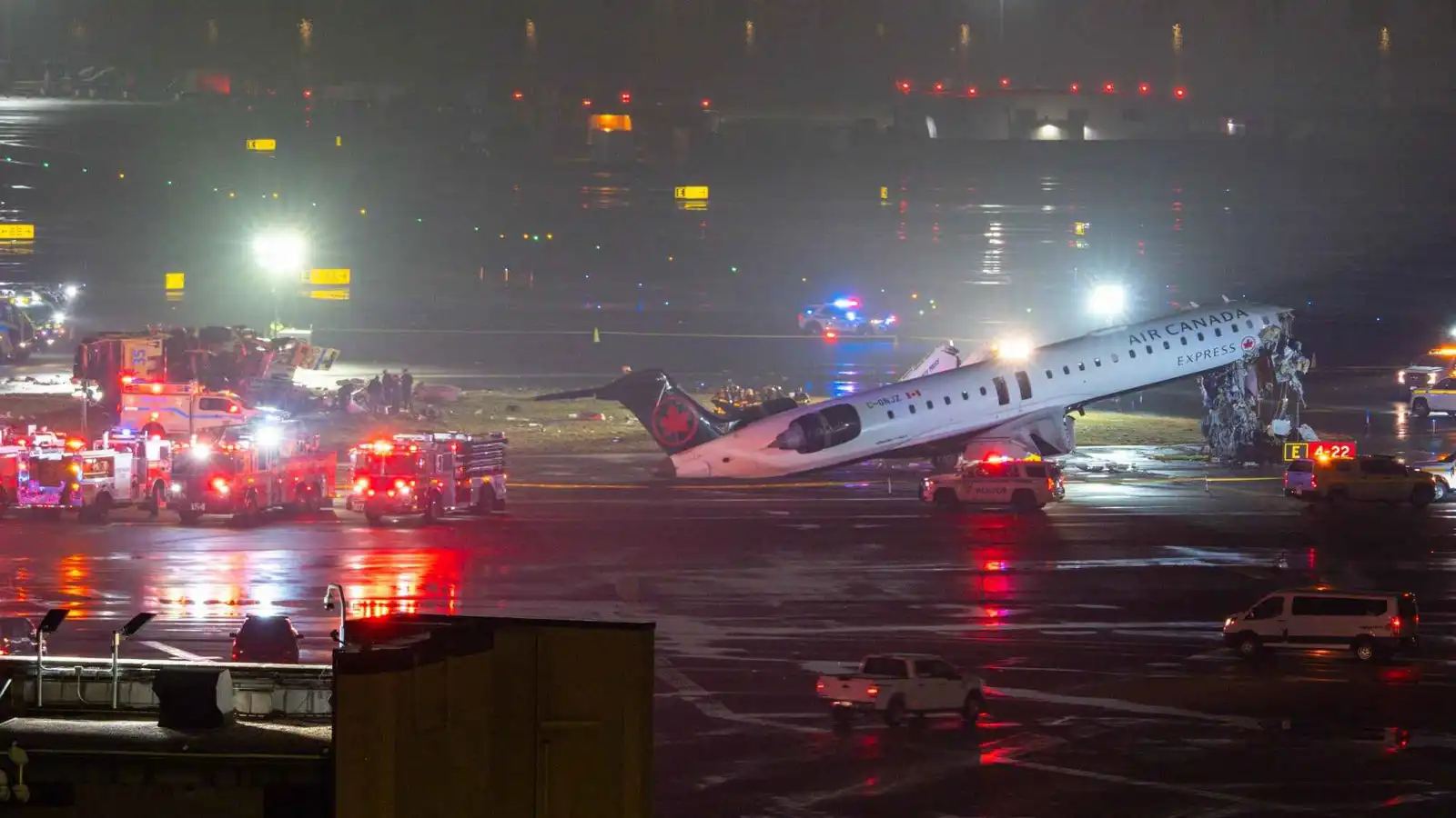 إغلاق مطار لاغوارديا بنيويورك بعد اصطدام طائرة بمركبة