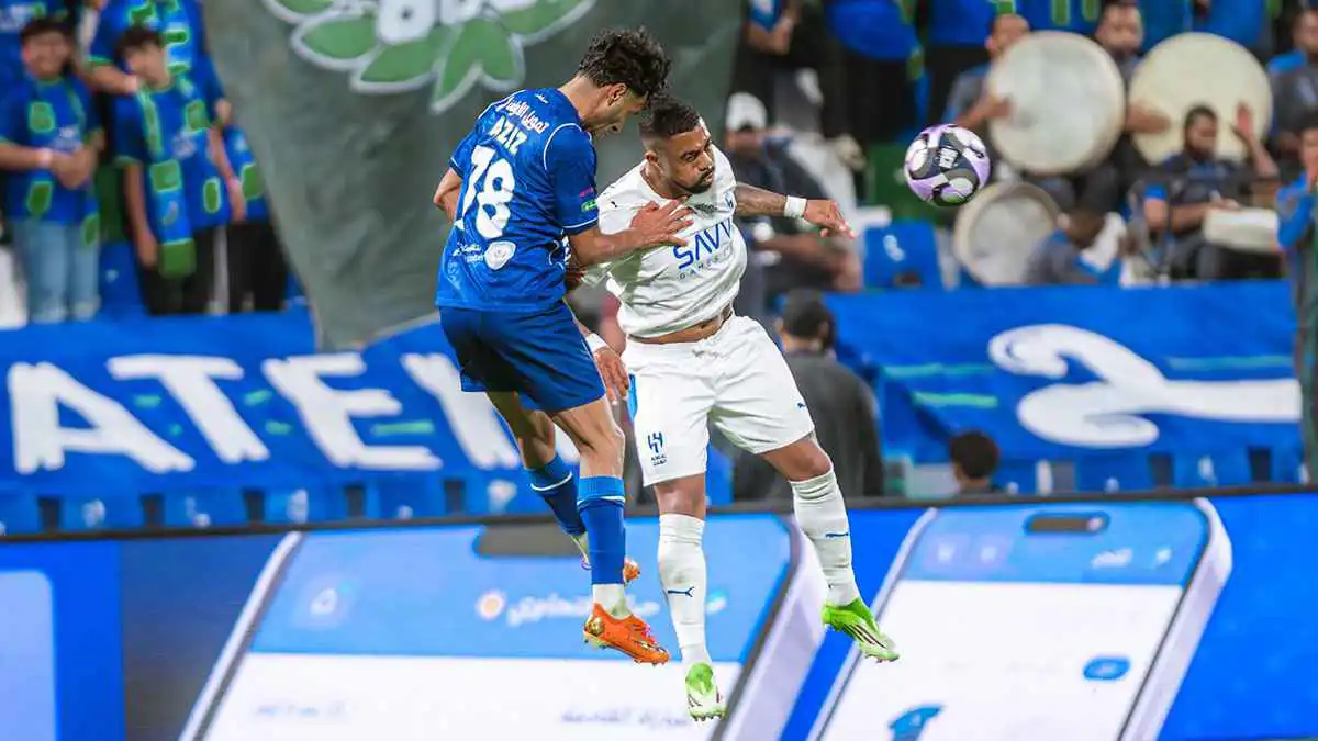 5 خبراء تحكيم يحسمون الجدل حول ضربة جزاء الفتح الملغاة ضد الهلال