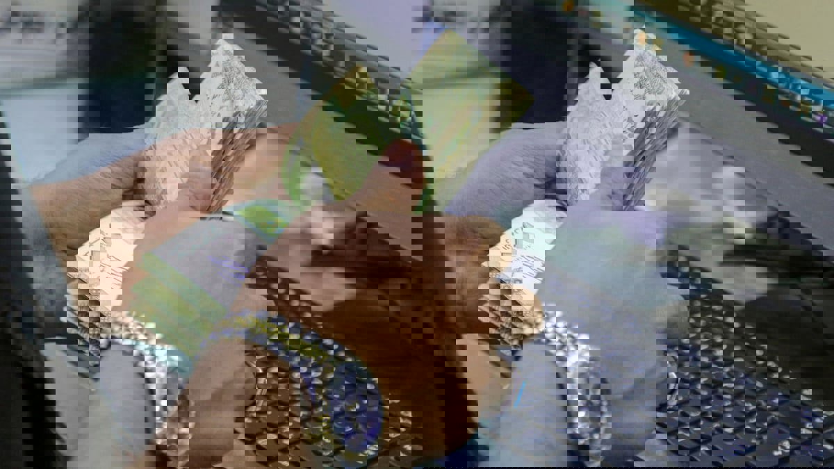 العملة اليمنية تواصل الهبوط والدولار يتخطى عتبة 1200 ريال