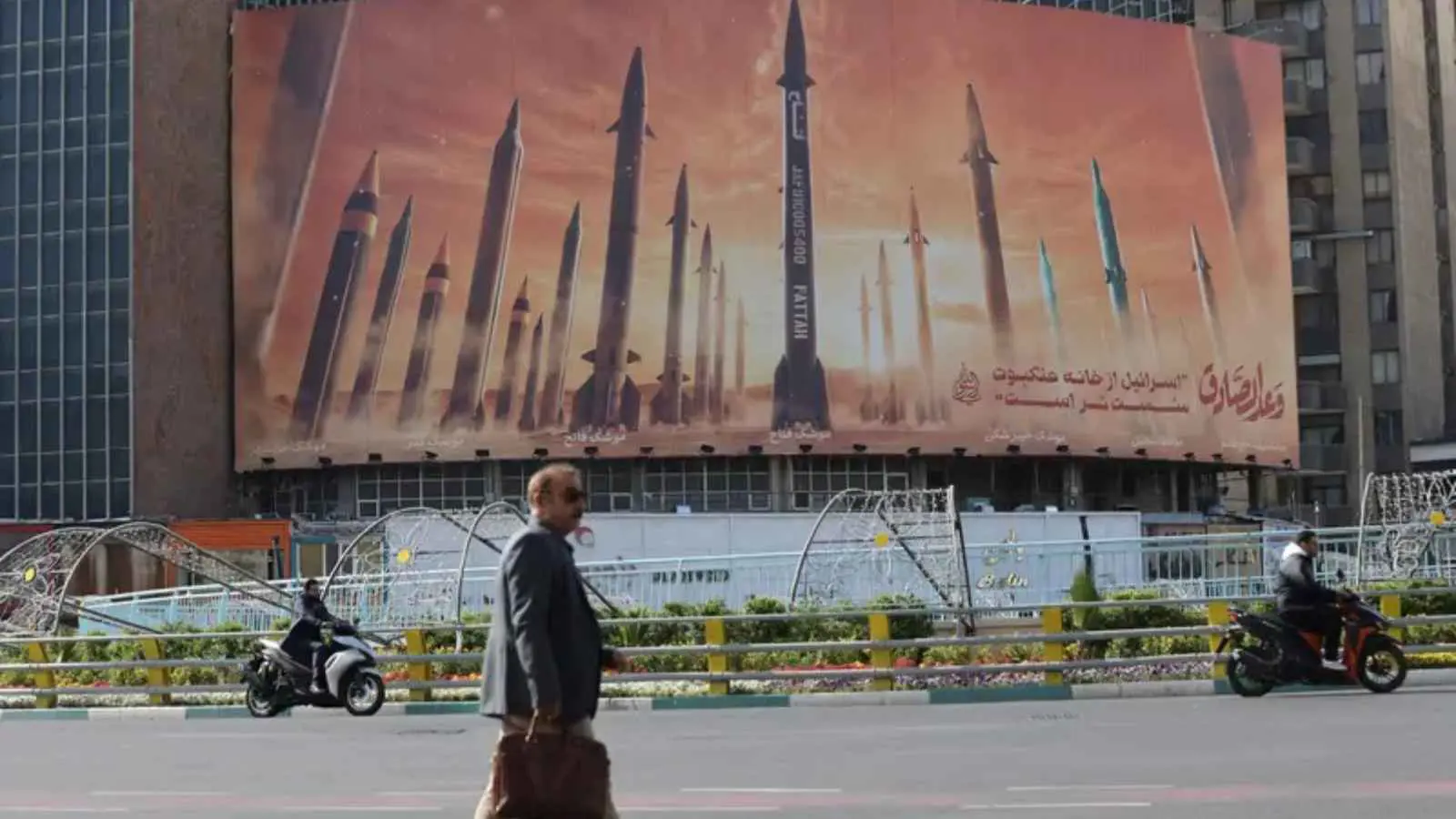 لوحة معادية لإسرائيل في أحد شوارع طهران