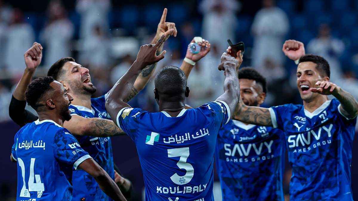 نجم الهلال السعودي ينتظر "إشارة" برشلونة 