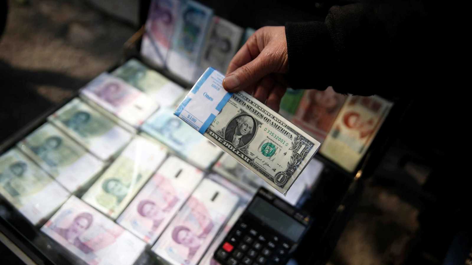 العقوبات والغموض السياسي يدفعان العملة الإيرانية إلى انهيار حاد