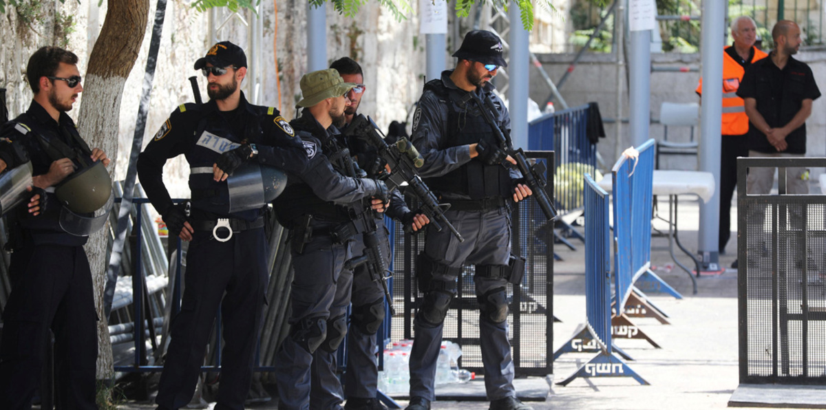 بالصور.. إسرائيل تعمق أزمة المسجد الأقصى بوضع ممرات حديدية للمصلين