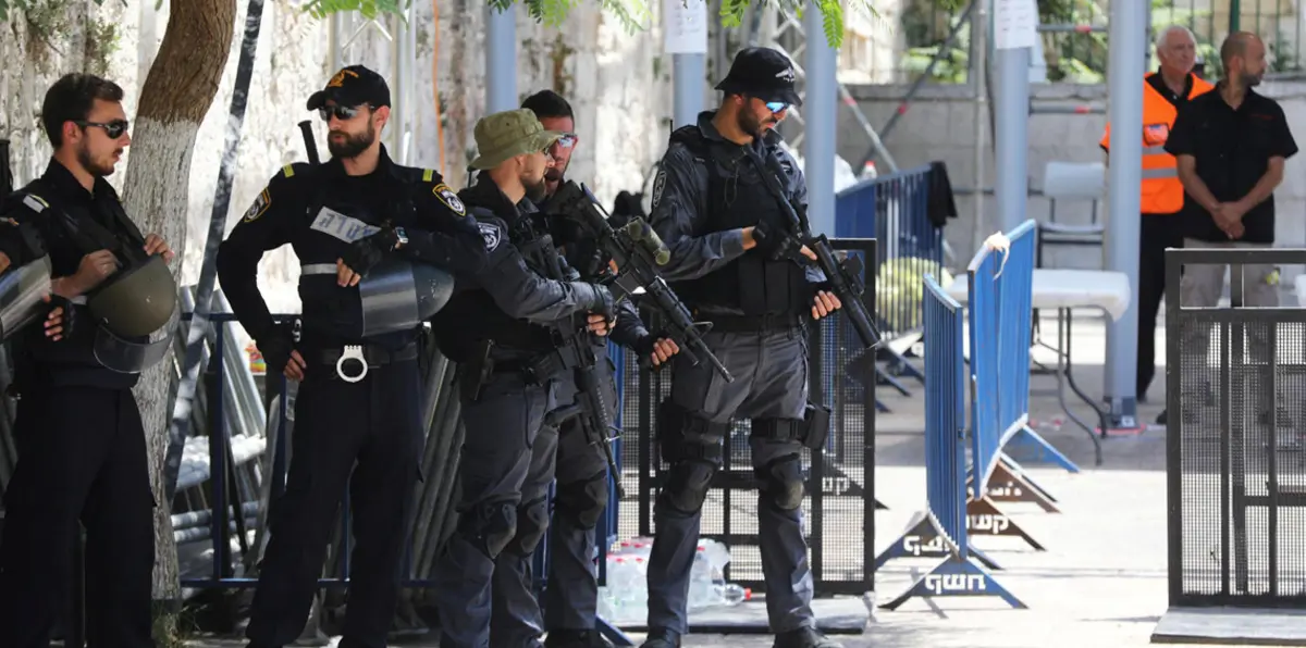 بالصور.. إسرائيل تعمق أزمة المسجد الأقصى بوضع ممرات حديدية للمصلين