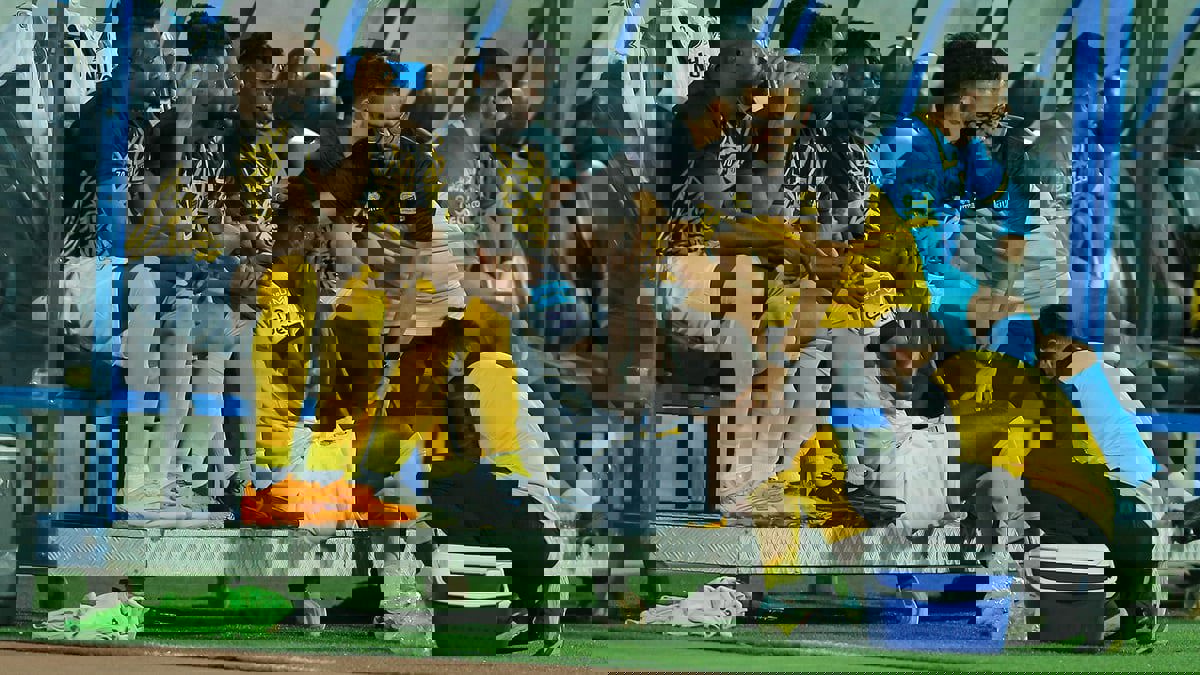 إصابة عنيفة لأحمد شراحيلي خلال مباراة الاتحاد والرائد (فيديو)