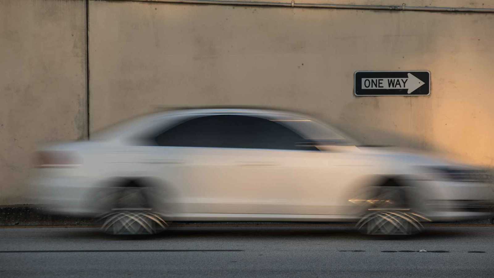 فيديو صادم.. وفاة شخص بعد انقسام سيارته إلى نصفين