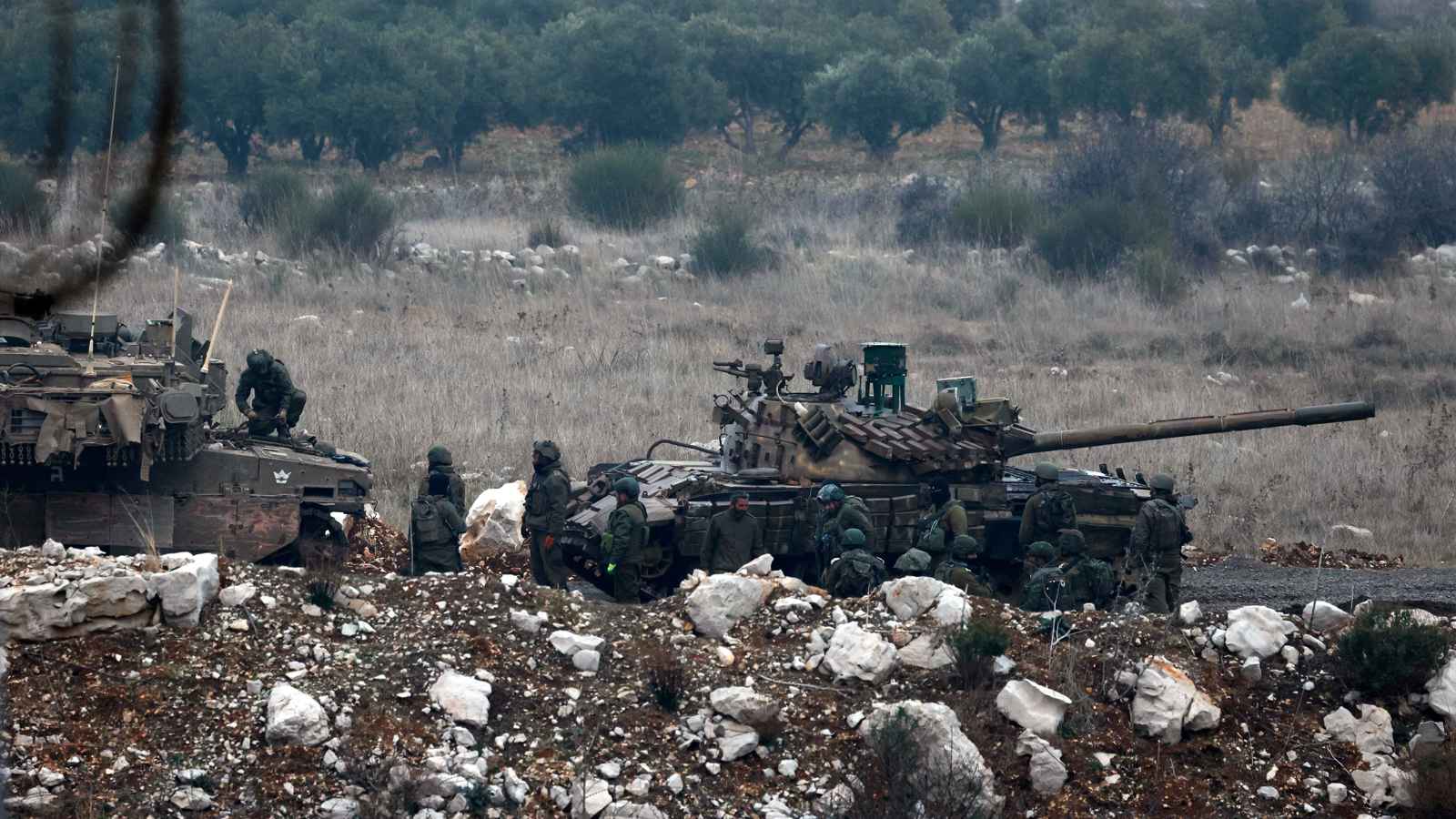 إسرائيل تتوغل في ريف القنيطرة وتفجر عدة مواقع عسكرية