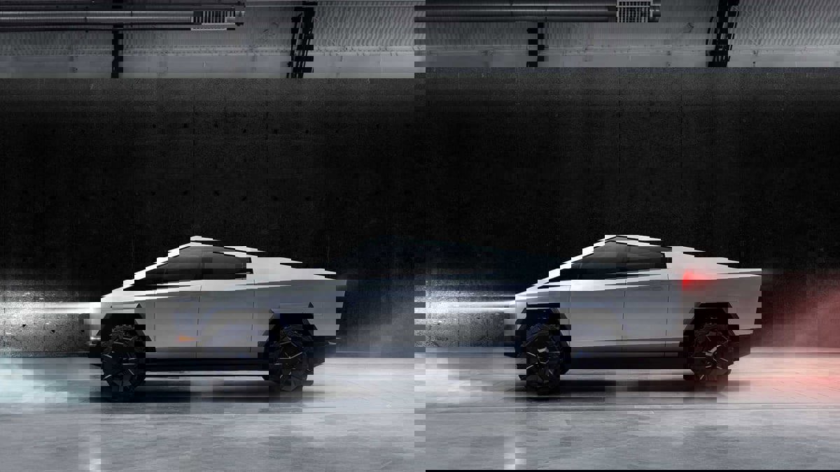 نظرة خاطفة داخل شاحنة تيسلا الإلكترونية (صور)