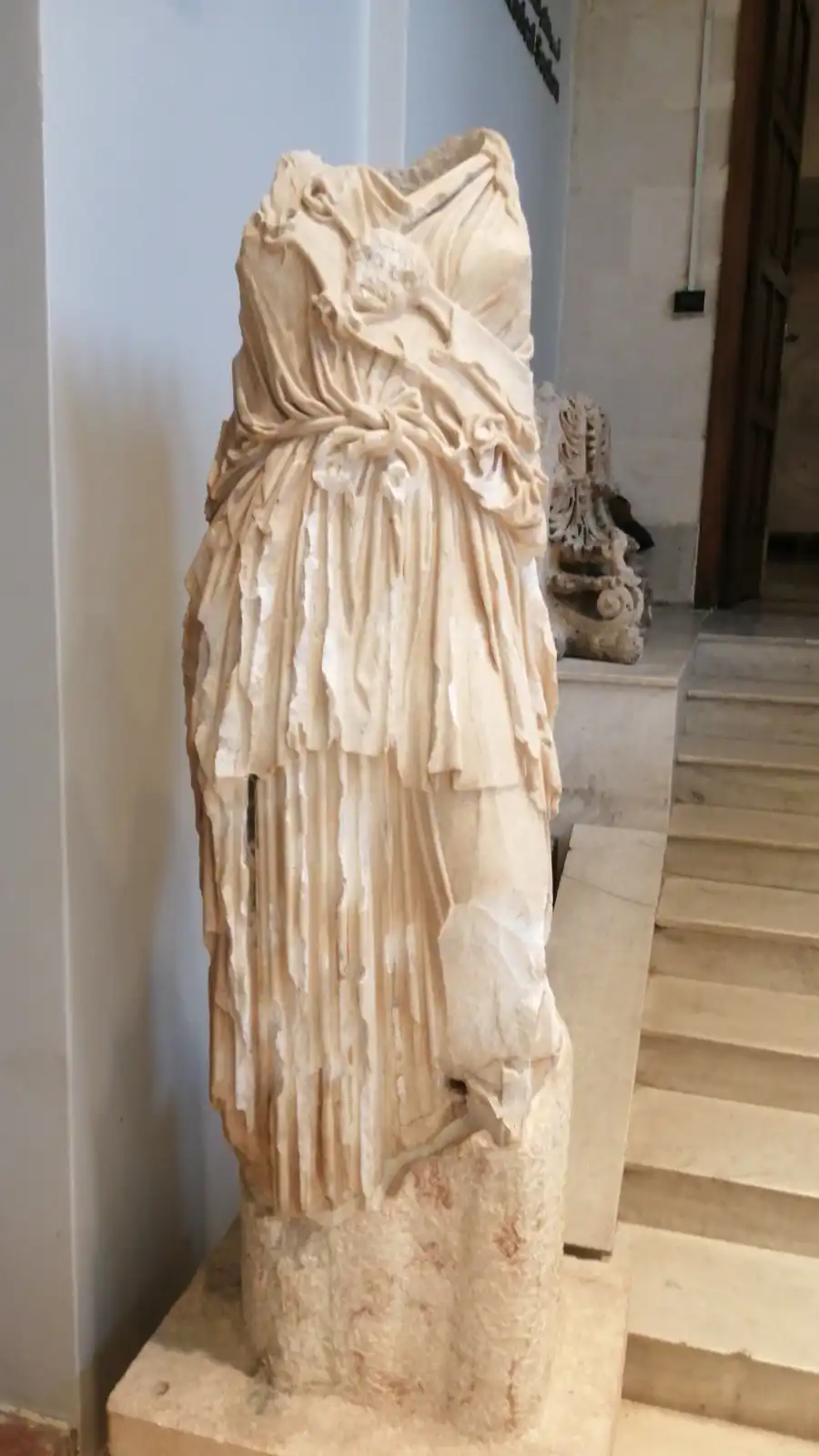 من القطع الأثرية في المتحف الوطني بدمشق