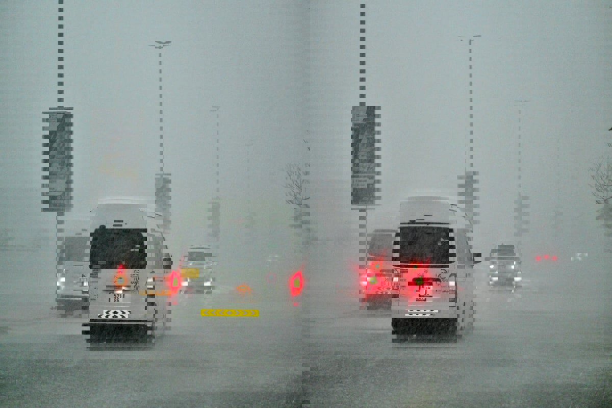 أمطار الإمارات تكشف عن زجاجة "كولا" عمرها 62 عاما (صور)