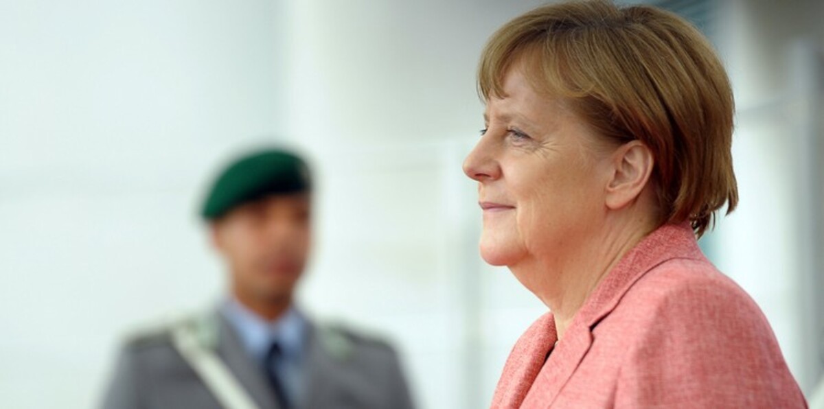 رؤساء يورو 2016.. ميركل تتمنى التأهل.. ورئيس أيسلندا وسط الجماهير