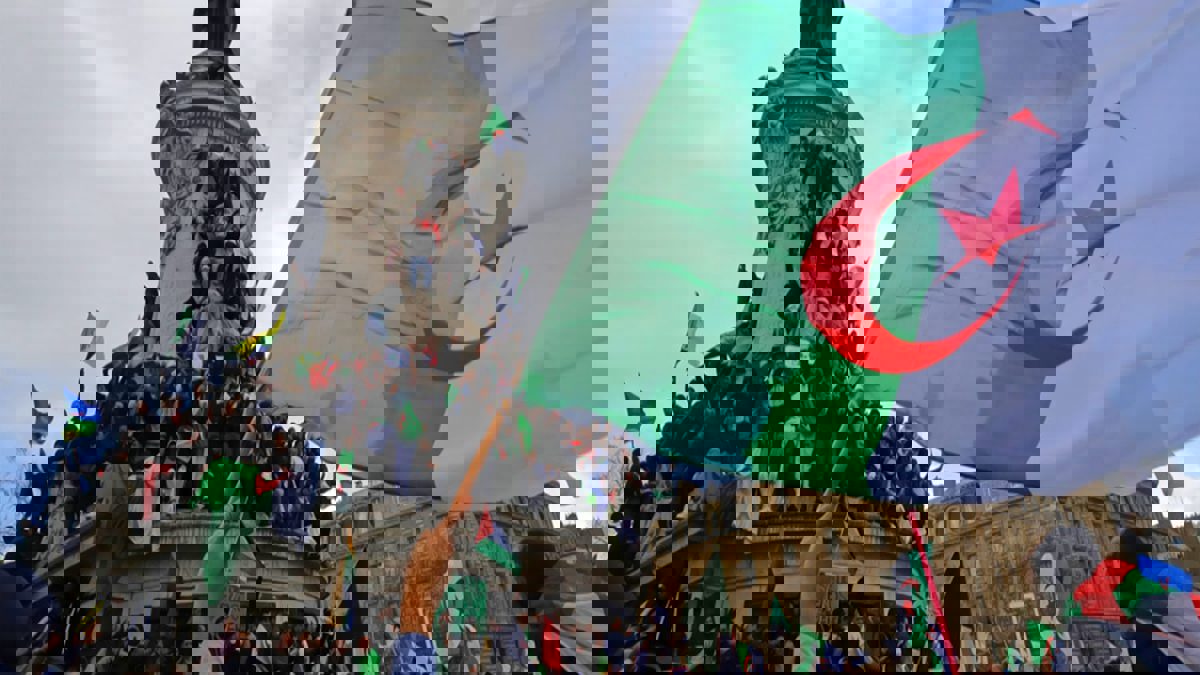 القضاء الجزائري يأمر بحبس 17 متهمًا بـ"تهديد الوحدة الوطنية"