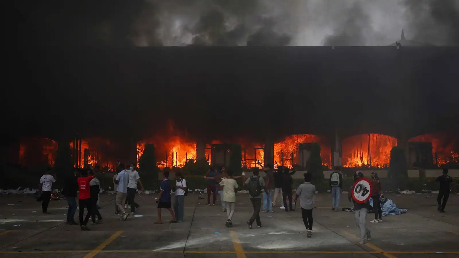 تركها وهرب.. متظاهرون في نيبال ينقذون زوجة وزير من الحرق (فيديو)