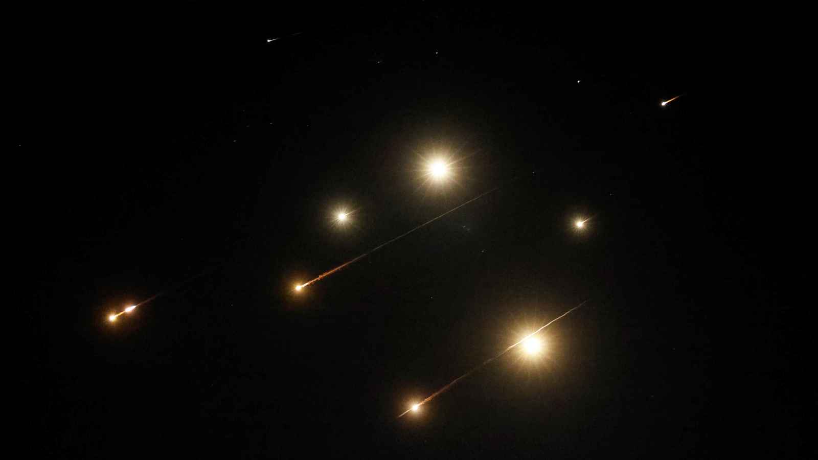 إيران تعلن إطلاق موجة ضخمة من الصواريخ والمسيرات باتجاه إسرائيل