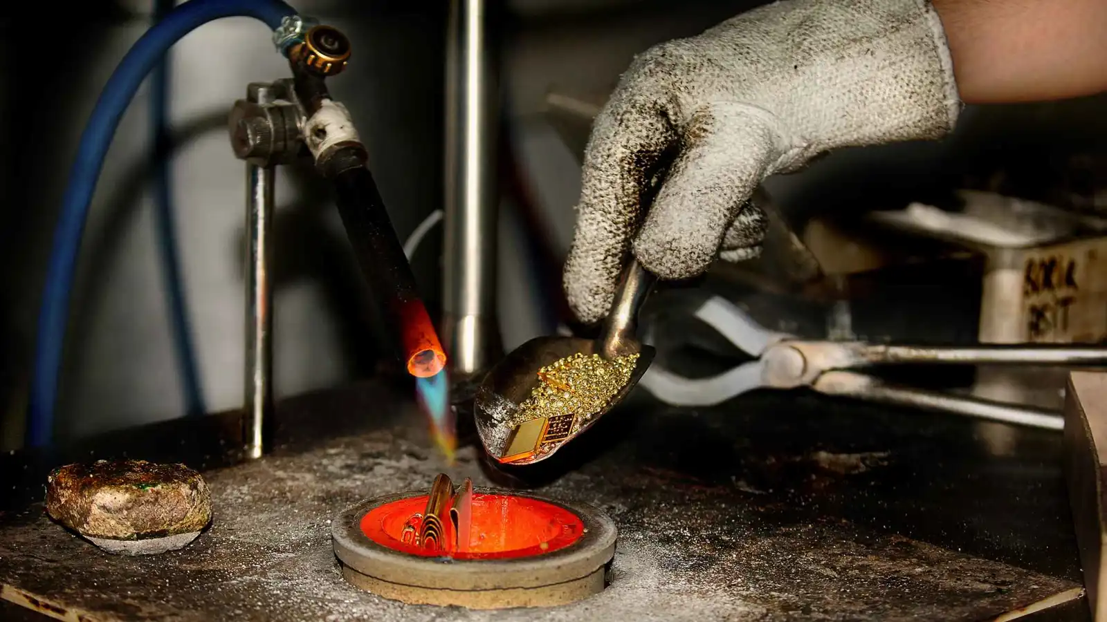 الذهب يتحدى الحرارة القصوى.. اكتشاف علمي يغير قواعد الفيزياء