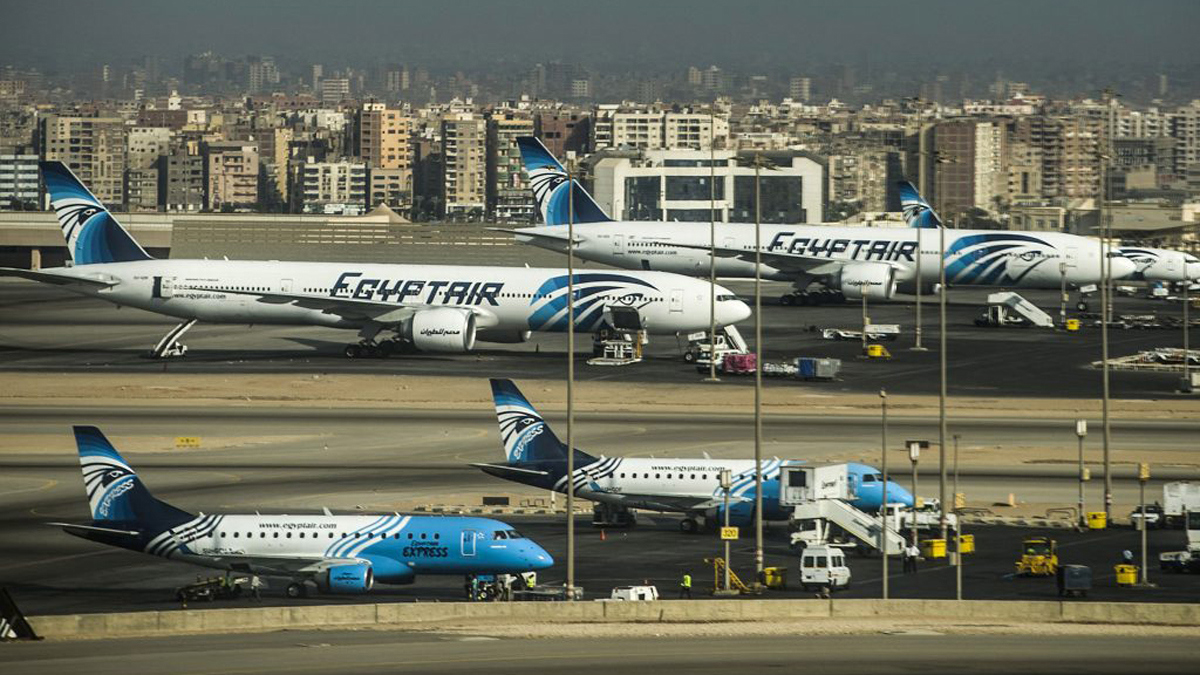 رغم تفشي سلالة جديدة لكورونا.. مصر: لا تعليق للطيران