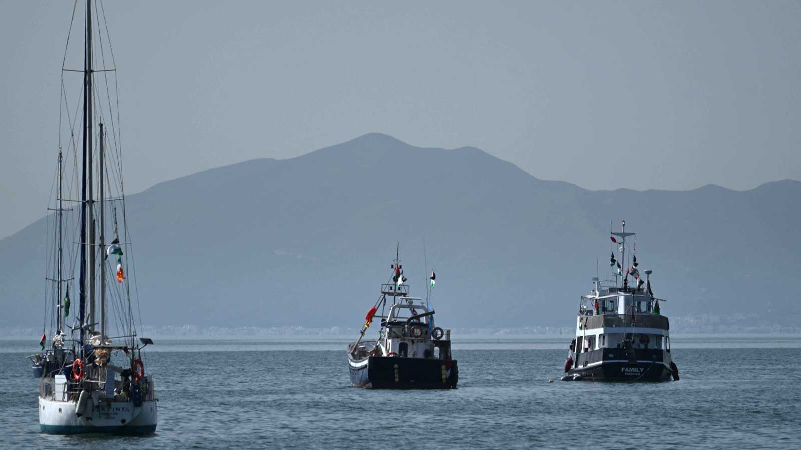 سفن من أسطول الصمود العالمي، قبالة ساحل سيدي بوسعيد في تونس