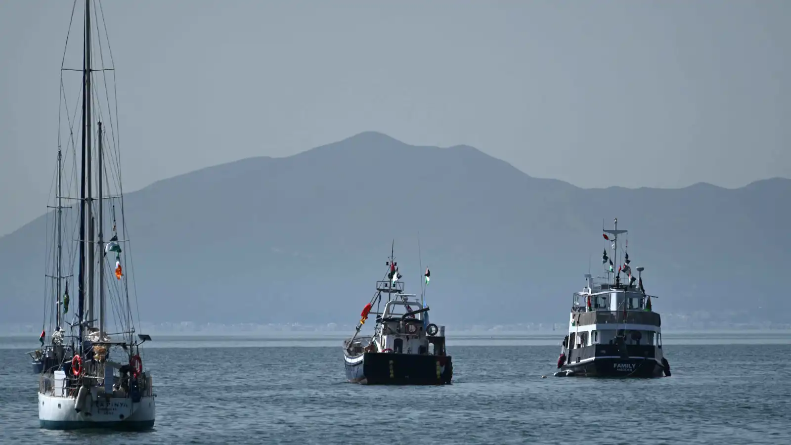 سفن من أسطول الصمود العالمي، قبالة ساحل سيدي بوسعيد في تونس