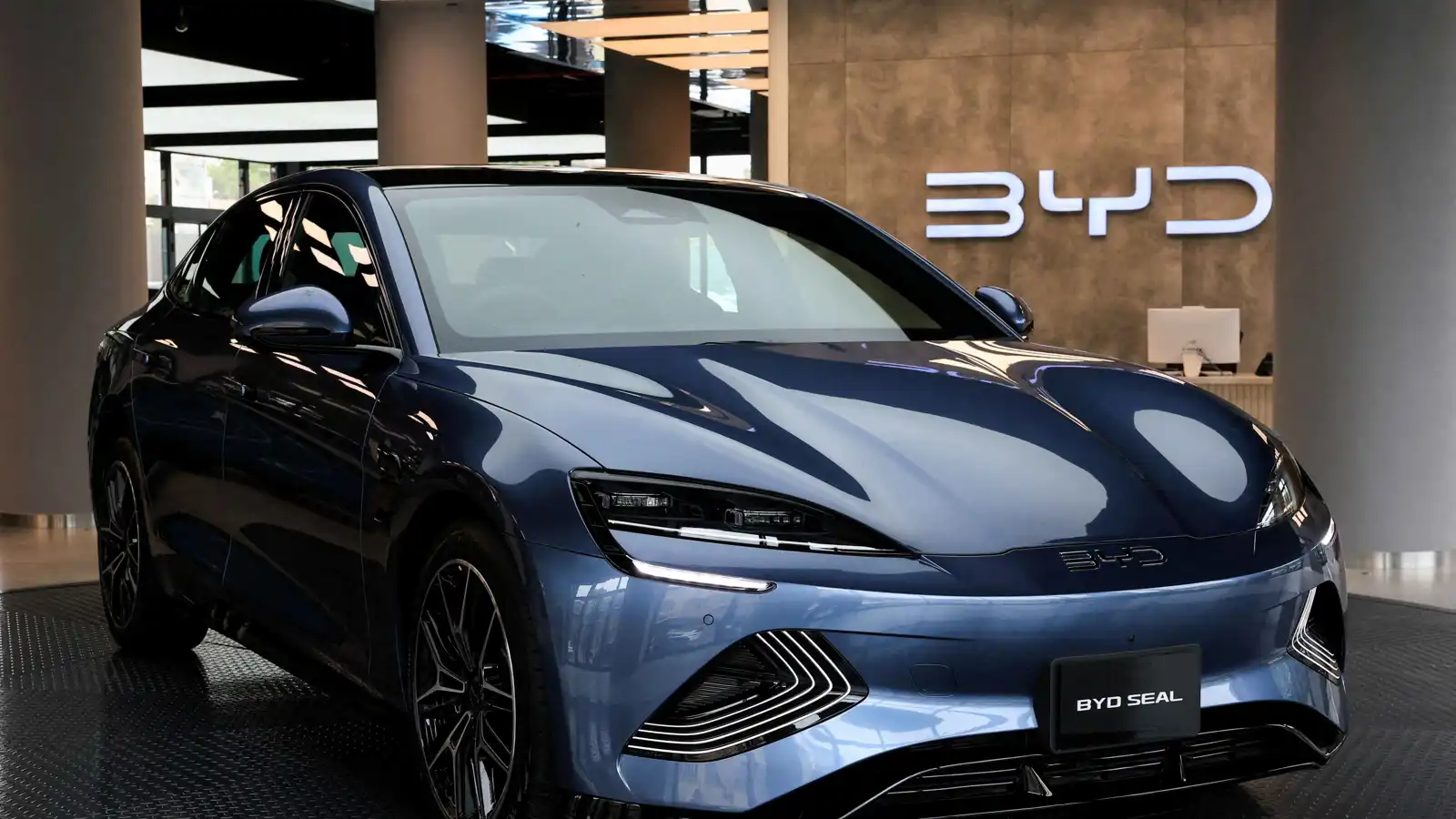 رغم الحواجز الجمركية.. الصين تتربع على عرش السيارات الكهربائية في أوروبا